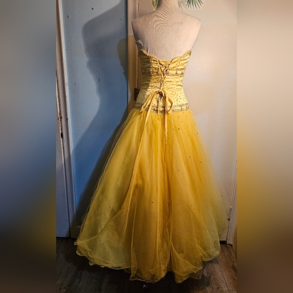 Elegant Yellow Strapless Evening Dress - Picture 8 of 9
